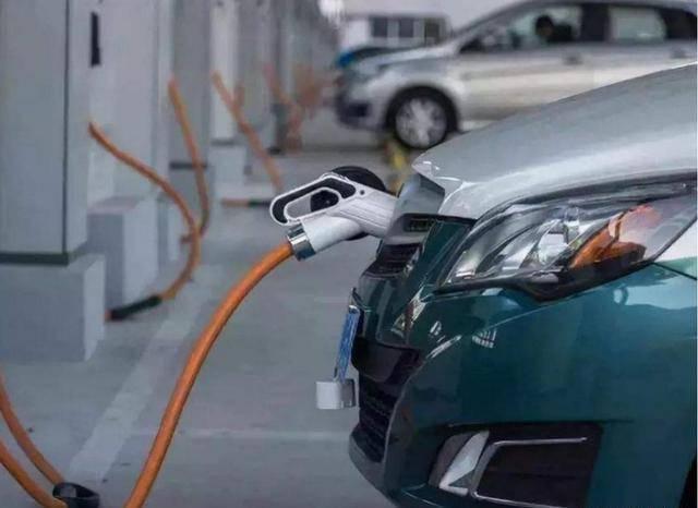 纯电汽车续航突破1000公里，消费者为何仍不买账？四大痛点解析与充电信息化发展前景